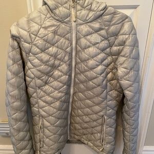 North Face Women’s jacket size small- grey